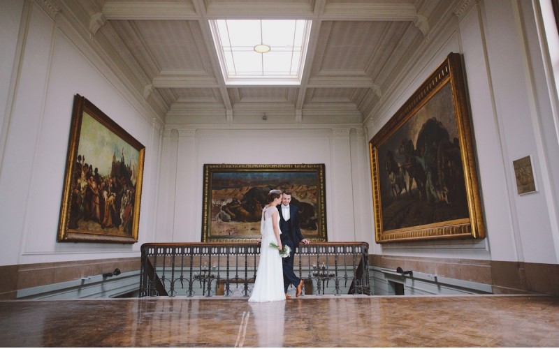 bruid en bruidegom fotosessie in de zoo van antwerpen in een grote zaal